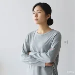 교정운동과 필라테스 - **Prompt: Reflecting on Posture**
    A Japanese woman in her late 20s to early 30s, with neatly tie...